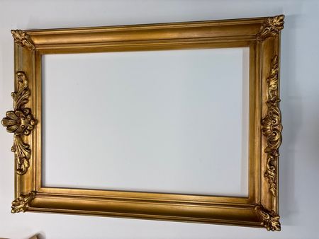 Rama drewniana z ozdobami, lata 90, kolor złota