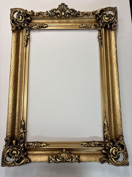 Rama drewniana oryginalna stara z elementami ozdobnymi, złocona i szelakowana