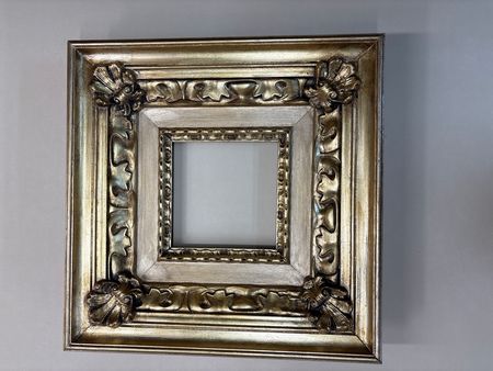 Rama drewniana z elementami ozdobnymi, złocona i szelakowana