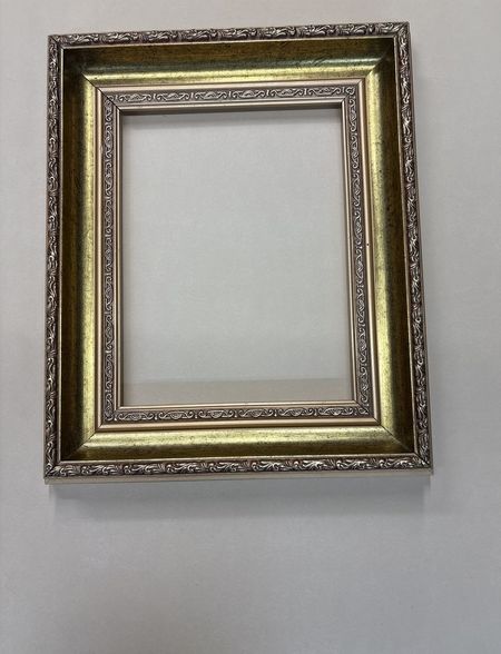 Rama drewniana złota z ozdobnymi elementami